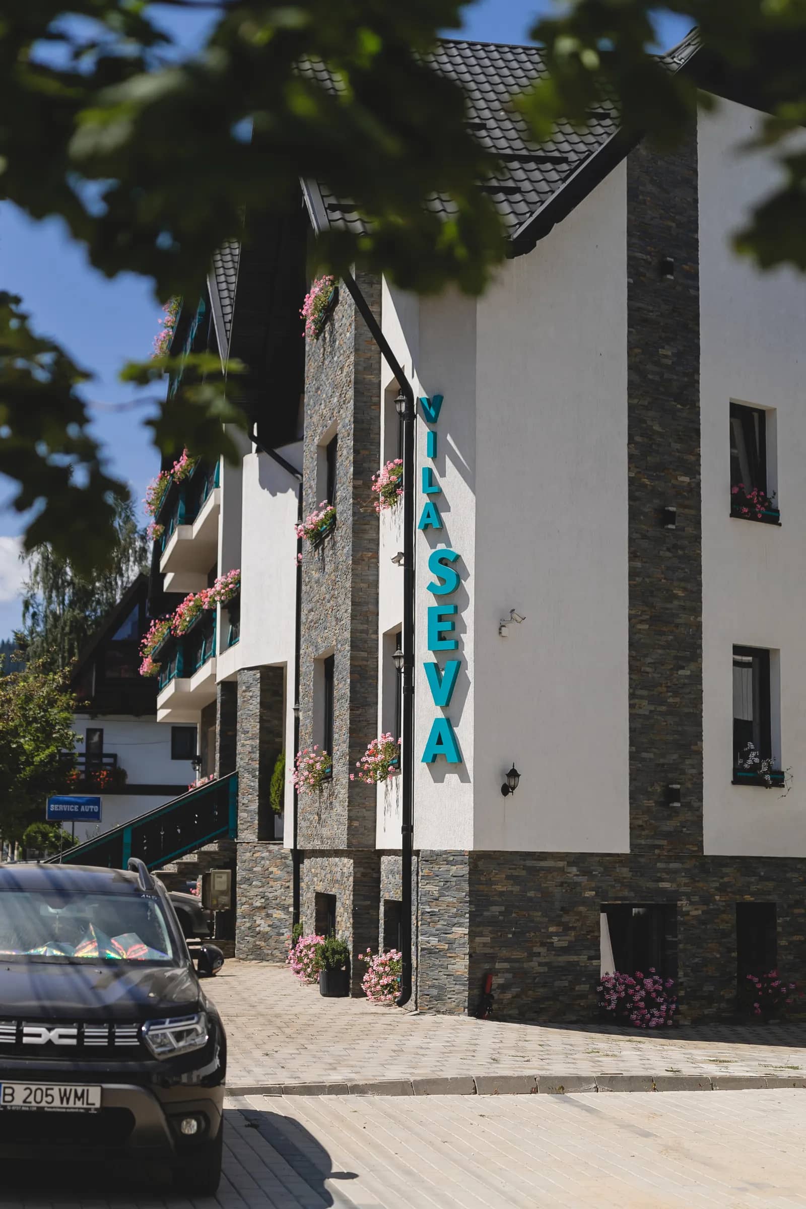 The side façade of Vila Seva