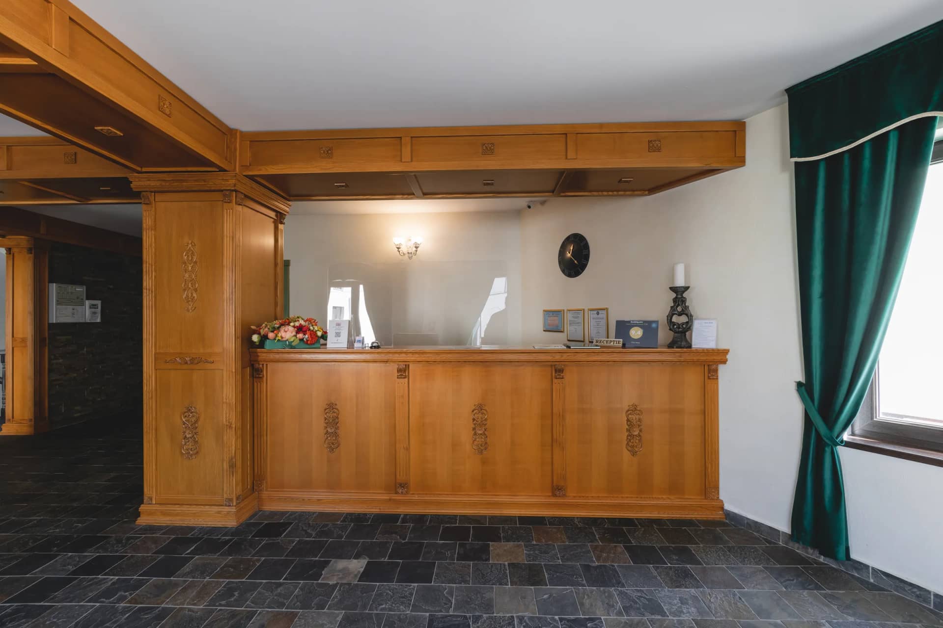 The solid wood reception of Vila Seva