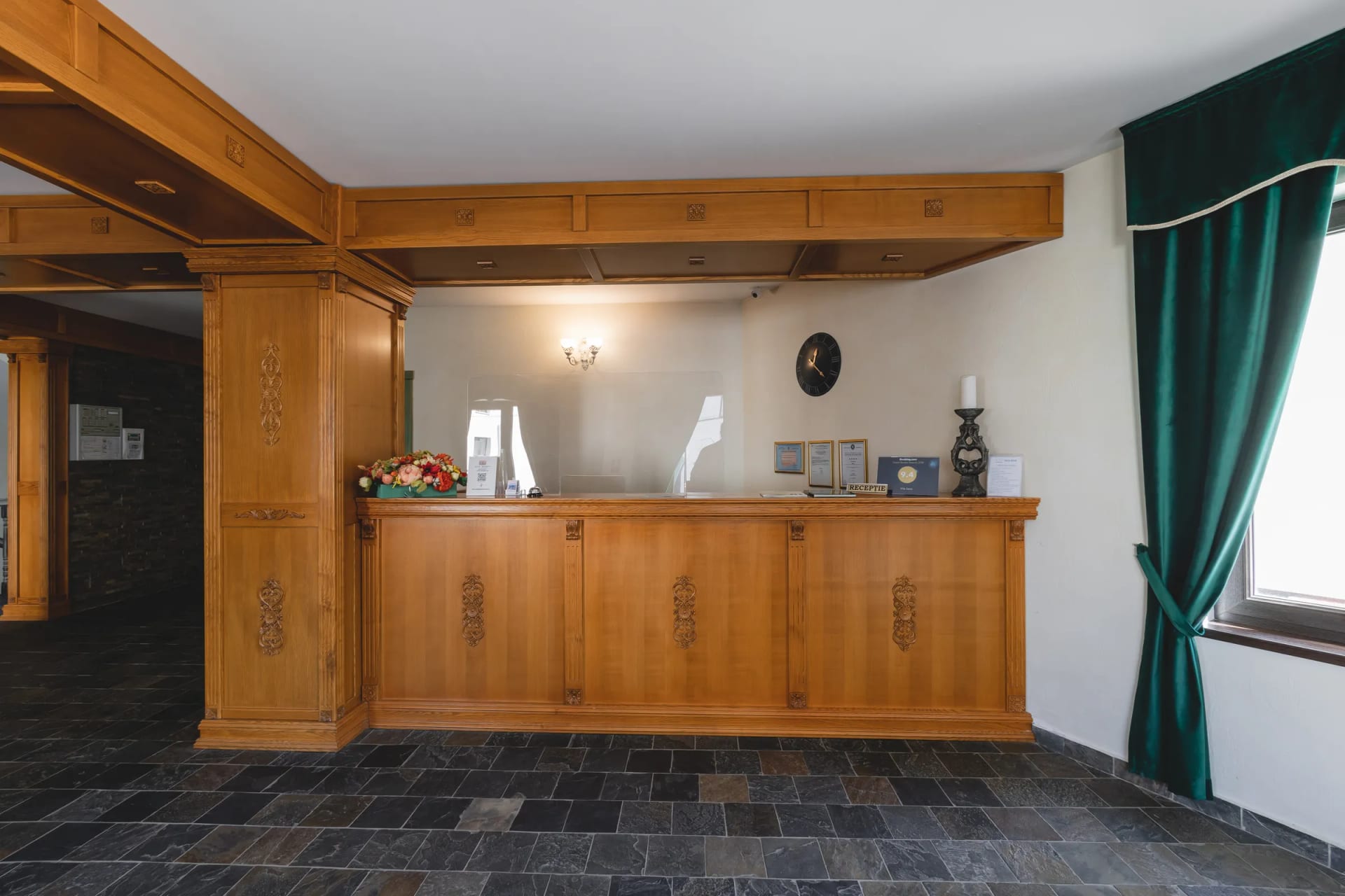 The solid wood reception of Vila Seva